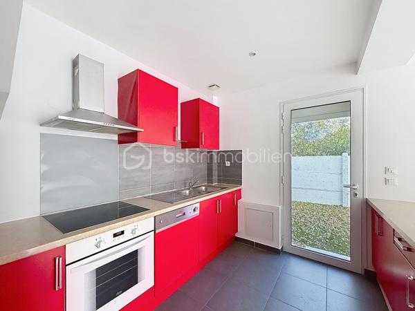 Vous recherchez une maison familiale, confortable et agréable à vivre, tout en restant proche des transports ? Cette maison de 105 m² située à Limeil-Brévannes pourrait bien vous séduire.

Le rez-de-chaussée propose un bel espace de vie convivial, composé d’un séjour spacieux ouvert sur la terrasse et le jardin et d’une cuisine américaine ouverte et aménagée. L’ensemble forme un espace chaleureux, idéal pour profiter pleinement des moments en famille ou recevoir ses proches. Un WC indépendant complète ce niveau.

Au premier étage, l’espace nuit comprend deux chambres, un dressing, une salle d’eau avec WC ainsi qu’un placard de rangement.

Le dernier étage réserve une belle surprise avec un espace entièrement dédié aux parents : une grande suite parentale disposant d’un vaste placard et de sa propre salle de bains. Un véritable cocon à l’écart du reste de la maison.

Côté extérieur, vous profiterez d’une terrasse et d’un jardin de 100 m², faciles à entretenir et parfaits pour les beaux jours.

Un garage avec porte motorisée vient compléter l’ensemble.

Pour votre confort, la maison bénéficie également d’une climatisation réversible récemment installée dans toute la maison, appréciable aussi bien en été qu’en hiver.

📍 La proximité du téléphérique constitue également un véritable avantage pour faciliter vos déplacements au quotidien.

Les + à retenir
Environ 105 m²
3 chambres, dont une suite parentale
Séjour donnant directement sur l’extérieur
Cuisine américaine aménagée
Terrasse et jardin
Dressing et rangements
Garage
Climatisation réversible récente
Proximité des transports

DPE : C (177/7)
 Charges de copropriété : 26 € par mois
 Pas de procédure en cours.
 Honoraires à la charge du vendeur.

Une maison prête à accueillir une nouvelle famille. Contactez-moi pour organiser une visite !