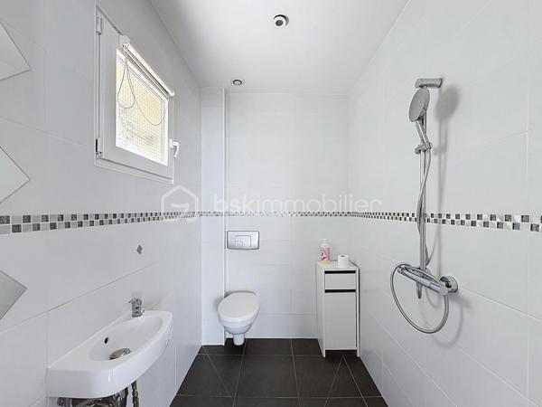 Vous recherchez une maison familiale, confortable et agréable à vivre, tout en restant proche des transports ? Cette maison de 105 m² située à Limeil-Brévannes pourrait bien vous séduire.

Le rez-de-chaussée propose un bel espace de vie convivial, composé d’un séjour spacieux ouvert sur la terrasse et le jardin et d’une cuisine américaine ouverte et aménagée. L’ensemble forme un espace chaleureux, idéal pour profiter pleinement des moments en famille ou recevoir ses proches. Un WC indépendant complète ce niveau.

Au premier étage, l’espace nuit comprend deux chambres, un dressing, une salle d’eau avec WC ainsi qu’un placard de rangement.

Le dernier étage réserve une belle surprise avec un espace entièrement dédié aux parents : une grande suite parentale disposant d’un vaste placard et de sa propre salle de bains. Un véritable cocon à l’écart du reste de la maison.

Côté extérieur, vous profiterez d’une terrasse et d’un jardin de 100 m², faciles à entretenir et parfaits pour les beaux jours.

Un garage avec porte motorisée vient compléter l’ensemble.

Pour votre confort, la maison bénéficie également d’une climatisation réversible récemment installée dans toute la maison, appréciable aussi bien en été qu’en hiver.

📍 La proximité du téléphérique constitue également un véritable avantage pour faciliter vos déplacements au quotidien.

Les + à retenir
Environ 105 m²
3 chambres, dont une suite parentale
Séjour donnant directement sur l’extérieur
Cuisine américaine aménagée
Terrasse et jardin
Dressing et rangements
Garage
Climatisation réversible récente
Proximité des transports

DPE : C (177/7)
 Charges de copropriété : 26 € par mois
 Pas de procédure en cours.
 Honoraires à la charge du vendeur.

Une maison prête à accueillir une nouvelle famille. Contactez-moi pour organiser une visite !