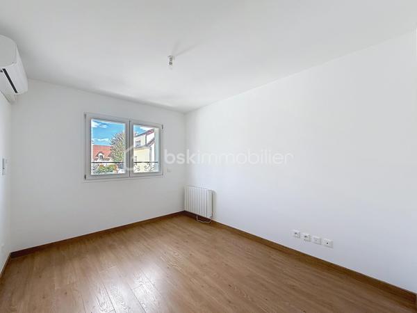 Vous recherchez une maison familiale, confortable et agréable à vivre, tout en restant proche des transports ? Cette maison de 105 m² située à Limeil-Brévannes pourrait bien vous séduire.

Le rez-de-chaussée propose un bel espace de vie convivial, composé d’un séjour spacieux ouvert sur la terrasse et le jardin et d’une cuisine américaine ouverte et aménagée. L’ensemble forme un espace chaleureux, idéal pour profiter pleinement des moments en famille ou recevoir ses proches. Un WC indépendant complète ce niveau.

Au premier étage, l’espace nuit comprend deux chambres, un dressing, une salle d’eau avec WC ainsi qu’un placard de rangement.

Le dernier étage réserve une belle surprise avec un espace entièrement dédié aux parents : une grande suite parentale disposant d’un vaste placard et de sa propre salle de bains. Un véritable cocon à l’écart du reste de la maison.

Côté extérieur, vous profiterez d’une terrasse et d’un jardin de 100 m², faciles à entretenir et parfaits pour les beaux jours.

Un garage avec porte motorisée vient compléter l’ensemble.

Pour votre confort, la maison bénéficie également d’une climatisation réversible récemment installée dans toute la maison, appréciable aussi bien en été qu’en hiver.

📍 La proximité du téléphérique constitue également un véritable avantage pour faciliter vos déplacements au quotidien.

Les + à retenir
Environ 105 m²
3 chambres, dont une suite parentale
Séjour donnant directement sur l’extérieur
Cuisine américaine aménagée
Terrasse et jardin
Dressing et rangements
Garage
Climatisation réversible récente
Proximité des transports

DPE : C (177/7)
 Charges de copropriété : 26 € par mois
 Pas de procédure en cours.
 Honoraires à la charge du vendeur.

Une maison prête à accueillir une nouvelle famille. Contactez-moi pour organiser une visite !