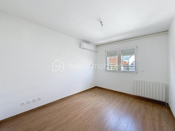 Vous recherchez une maison familiale, confortable et agréable à vivre, tout en restant proche des transports ? Cette maison de 105 m² située à Limeil-Brévannes pourrait bien vous séduire.

Le rez-de-chaussée propose un bel espace de vie convivial, composé d’un séjour spacieux ouvert sur la terrasse et le jardin et d’une cuisine américaine ouverte et aménagée. L’ensemble forme un espace chaleureux, idéal pour profiter pleinement des moments en famille ou recevoir ses proches. Un WC indépendant complète ce niveau.

Au premier étage, l’espace nuit comprend deux chambres, un dressing, une salle d’eau avec WC ainsi qu’un placard de rangement.

Le dernier étage réserve une belle surprise avec un espace entièrement dédié aux parents : une grande suite parentale disposant d’un vaste placard et de sa propre salle de bains. Un véritable cocon à l’écart du reste de la maison.

Côté extérieur, vous profiterez d’une terrasse et d’un jardin de 100 m², faciles à entretenir et parfaits pour les beaux jours.

Un garage avec porte motorisée vient compléter l’ensemble.

Pour votre confort, la maison bénéficie également d’une climatisation réversible récemment installée dans toute la maison, appréciable aussi bien en été qu’en hiver.

📍 La proximité du téléphérique constitue également un véritable avantage pour faciliter vos déplacements au quotidien.

Les + à retenir
Environ 105 m²
3 chambres, dont une suite parentale
Séjour donnant directement sur l’extérieur
Cuisine américaine aménagée
Terrasse et jardin
Dressing et rangements
Garage
Climatisation réversible récente
Proximité des transports

DPE : C (177/7)
 Charges de copropriété : 26 € par mois
 Pas de procédure en cours.
 Honoraires à la charge du vendeur.

Une maison prête à accueillir une nouvelle famille. Contactez-moi pour organiser une visite !