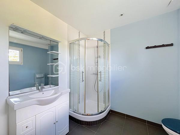 Vous recherchez une maison familiale, confortable et agréable à vivre, tout en restant proche des transports ? Cette maison de 105 m² située à Limeil-Brévannes pourrait bien vous séduire.

Le rez-de-chaussée propose un bel espace de vie convivial, composé d’un séjour spacieux ouvert sur la terrasse et le jardin et d’une cuisine américaine ouverte et aménagée. L’ensemble forme un espace chaleureux, idéal pour profiter pleinement des moments en famille ou recevoir ses proches. Un WC indépendant complète ce niveau.

Au premier étage, l’espace nuit comprend deux chambres, un dressing, une salle d’eau avec WC ainsi qu’un placard de rangement.

Le dernier étage réserve une belle surprise avec un espace entièrement dédié aux parents : une grande suite parentale disposant d’un vaste placard et de sa propre salle de bains. Un véritable cocon à l’écart du reste de la maison.

Côté extérieur, vous profiterez d’une terrasse et d’un jardin de 100 m², faciles à entretenir et parfaits pour les beaux jours.

Un garage avec porte motorisée vient compléter l’ensemble.

Pour votre confort, la maison bénéficie également d’une climatisation réversible récemment installée dans toute la maison, appréciable aussi bien en été qu’en hiver.

📍 La proximité du téléphérique constitue également un véritable avantage pour faciliter vos déplacements au quotidien.

Les + à retenir
Environ 105 m²
3 chambres, dont une suite parentale
Séjour donnant directement sur l’extérieur
Cuisine américaine aménagée
Terrasse et jardin
Dressing et rangements
Garage
Climatisation réversible récente
Proximité des transports

DPE : C (177/7)
 Charges de copropriété : 26 € par mois
 Pas de procédure en cours.
 Honoraires à la charge du vendeur.

Une maison prête à accueillir une nouvelle famille. Contactez-moi pour organiser une visite !