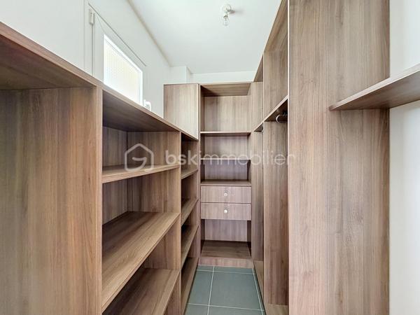 Vous recherchez une maison familiale, confortable et agréable à vivre, tout en restant proche des transports ? Cette maison de 105 m² située à Limeil-Brévannes pourrait bien vous séduire.

Le rez-de-chaussée propose un bel espace de vie convivial, composé d’un séjour spacieux ouvert sur la terrasse et le jardin et d’une cuisine américaine ouverte et aménagée. L’ensemble forme un espace chaleureux, idéal pour profiter pleinement des moments en famille ou recevoir ses proches. Un WC indépendant complète ce niveau.

Au premier étage, l’espace nuit comprend deux chambres, un dressing, une salle d’eau avec WC ainsi qu’un placard de rangement.

Le dernier étage réserve une belle surprise avec un espace entièrement dédié aux parents : une grande suite parentale disposant d’un vaste placard et de sa propre salle de bains. Un véritable cocon à l’écart du reste de la maison.

Côté extérieur, vous profiterez d’une terrasse et d’un jardin de 100 m², faciles à entretenir et parfaits pour les beaux jours.

Un garage avec porte motorisée vient compléter l’ensemble.

Pour votre confort, la maison bénéficie également d’une climatisation réversible récemment installée dans toute la maison, appréciable aussi bien en été qu’en hiver.

📍 La proximité du téléphérique constitue également un véritable avantage pour faciliter vos déplacements au quotidien.

Les + à retenir
Environ 105 m²
3 chambres, dont une suite parentale
Séjour donnant directement sur l’extérieur
Cuisine américaine aménagée
Terrasse et jardin
Dressing et rangements
Garage
Climatisation réversible récente
Proximité des transports

DPE : C (177/7)
 Charges de copropriété : 26 € par mois
 Pas de procédure en cours.
 Honoraires à la charge du vendeur.

Une maison prête à accueillir une nouvelle famille. Contactez-moi pour organiser une visite !