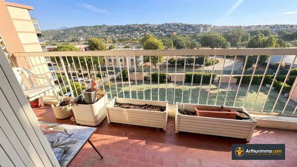 Vente                                                      Appartement
                        
                     4 pièces                      74 m2                     à Saint-Laurent-du-Var
