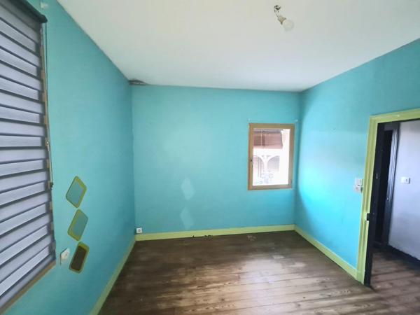 Exclusivité - Les Andelys centre ville 27700 - Maison de 89 m2  2 chambres + 1 pièce servant de chambre - bâtiment attenant sur 1.200 m2 de terrain plat - t - Prix : 158.850