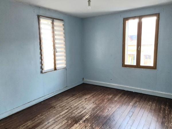 Exclusivité - Les Andelys centre ville 27700 - Maison de 89 m2  2 chambres + 1 pièce servant de chambre - bâtiment attenant sur 1.200 m2 de terrain plat - t - Prix : 158.850