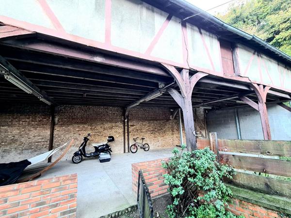 Exclusivité - Les Andelys centre ville 27700 - Maison de 89 m2  2 chambres + 1 pièce servant de chambre - bâtiment attenant sur 1.200 m2 de terrain plat - t - Prix : 158.850