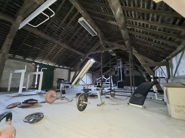 Exclusivité - Les Andelys centre ville 27700 - Maison de 89 m2  2 chambres + 1 pièce servant de chambre - bâtiment attenant sur 1.200 m2 de terrain plat - t - Prix : 158.850