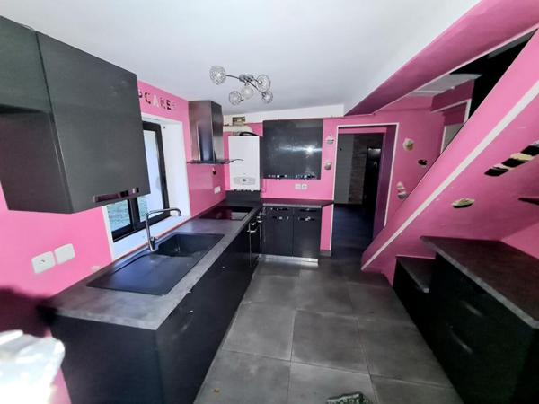 Exclusivité - Les Andelys centre ville 27700 - Maison de 89 m2  2 chambres + 1 pièce servant de chambre - bâtiment attenant sur 1.200 m2 de terrain plat - t - Prix : 158.850