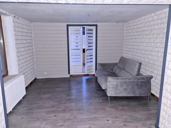 Exclusivité - Les Andelys centre ville 27700 - Maison de 89 m2  2 chambres + 1 pièce servant de chambre - bâtiment attenant sur 1.200 m2 de terrain plat - t - Prix : 158.850