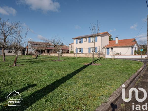 Maison traditionnelle 8 pièces de 170 m² à Surgères (17700)