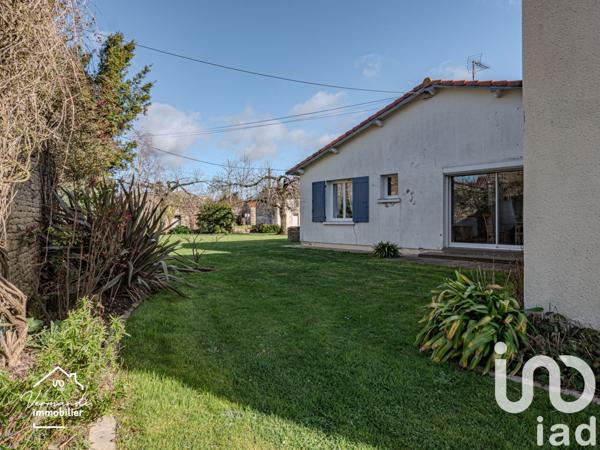 Maison traditionnelle 8 pièces de 170 m² à Surgères (17700)