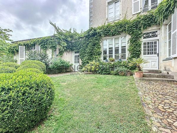 Propriété familiale à vendre en centre ville de Chateau-gontier - 217m2 et 7 chambres - 670m2 de terrain avec piscine !