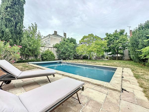 Propriété familiale à vendre en centre ville de Chateau-gontier - 217m2 et 7 chambres - 670m2 de terrain avec piscine !
