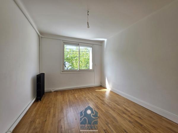 Appartement T4 avec garage, parking, local bureau, cave et jardin commun