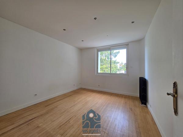 Appartement T4 avec garage, parking, local bureau, cave et jardin commun
