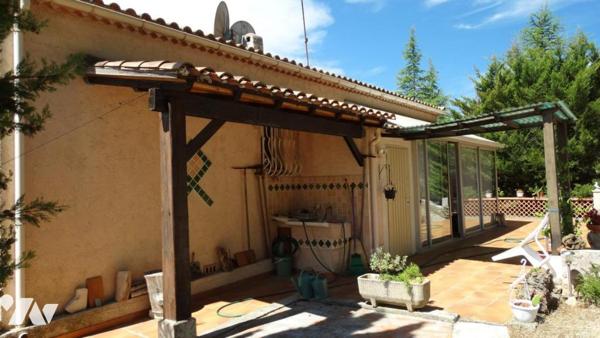 QUARTIER CALME VILLA T3 AVEC DIVERS ANNEXES SUR TERRAIN DE 5800M² SAINT-MAXIMIN