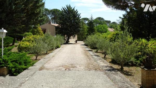 QUARTIER CALME VILLA T3 AVEC DIVERS ANNEXES SUR TERRAIN DE 5800M² SAINT-MAXIMIN