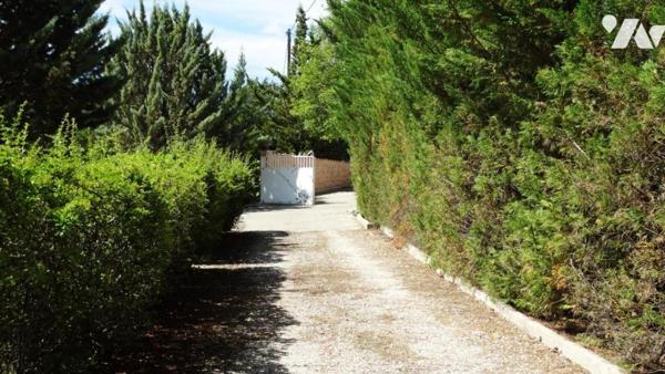 QUARTIER CALME VILLA T3 AVEC DIVERS ANNEXES SUR TERRAIN DE 5800M² SAINT-MAXIMIN