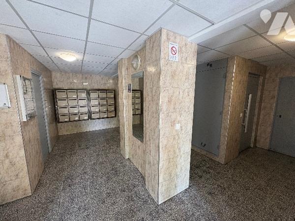Rés Les Platanes appartement T3 multi exposé de 67 m² au 6° et dernier étage avec vue mer éloignée.