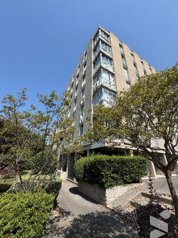 Rés Les Platanes appartement T3 multi exposé de 67 m² au 6° et dernier étage avec vue mer éloignée.
