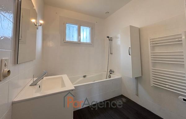 500 M DU CENTRE-VILLE MAISON DE PLAIN PIED AVEC SOUS-SOL COM