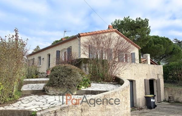 500 M DU CENTRE-VILLE MAISON DE PLAIN PIED AVEC SOUS-SOL COM