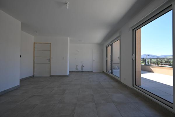 Confort et Modernité au Rendez-vous ! Superbe Appartement Neuf de 5 Pièces avec stationnement couvert inclus