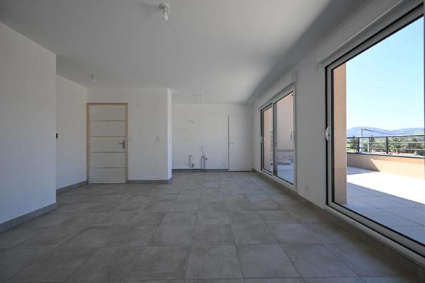 Confort et Modernité au Rendez-vous ! Superbe Appartement Neuf de 5 Pièces avec stationnement couvert inclus