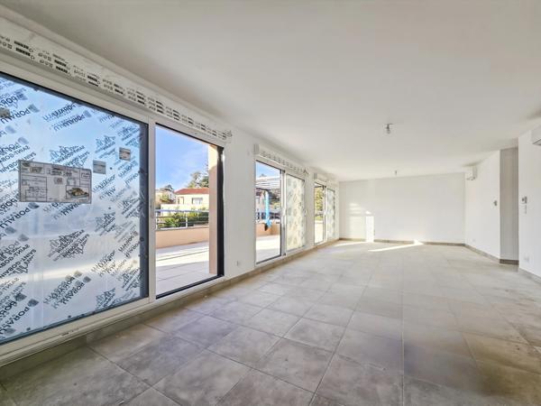 Confort et Modernité au Rendez-vous ! Superbe Appartement Neuf de 5 Pièces avec stationnement couvert inclus