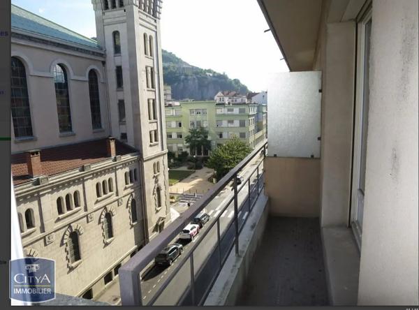 Appartement à louer 3 pièces 77.59m²