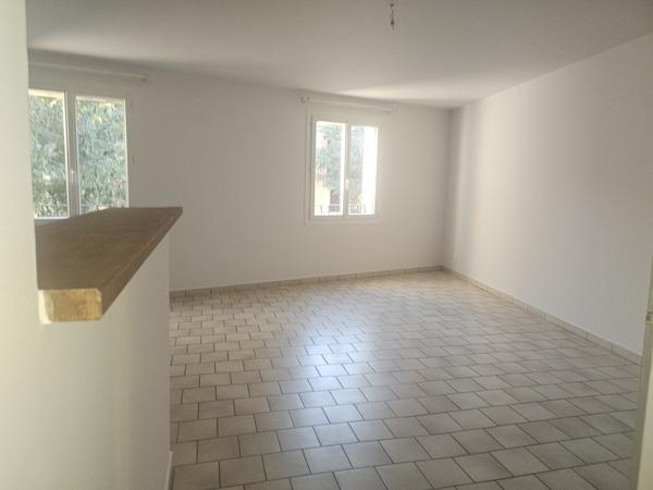 Camaret-sur-Aigues (84850) APPARTEMENT T2