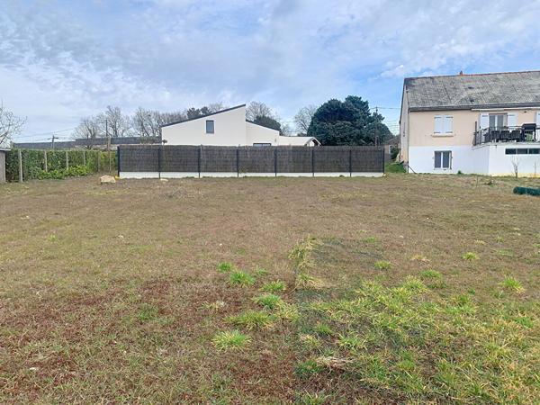 A VENDRE proche de SEICHES SUR LE LOIR à La Chapelle Saint Laud Terrain constructible de 861 m² hors lotissement !