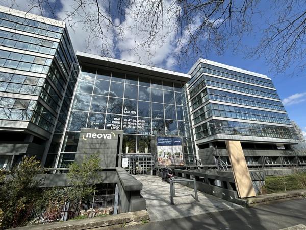 Bureaux à louer à Nanterre dans immeuble rénové proche La Défense