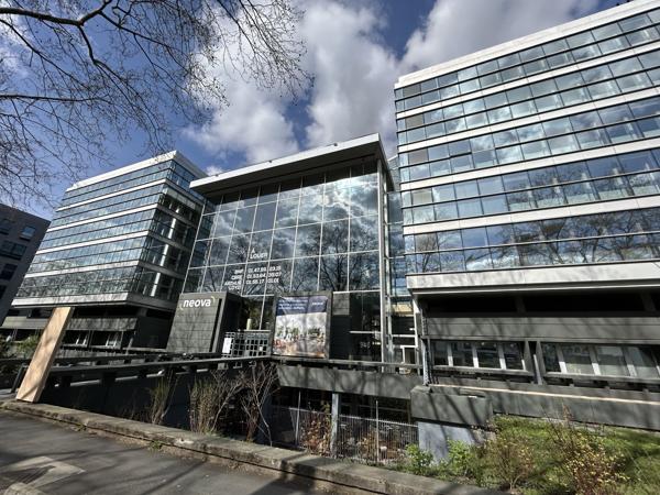 Bureaux à louer à Nanterre dans immeuble rénové proche La Défense