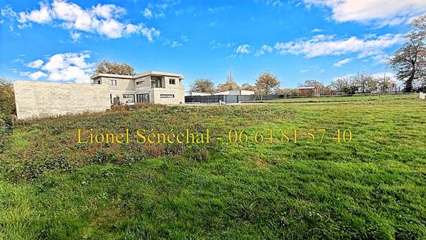 Terrain à bâtir viabilisé de 858 m2 à Joué l' Abbé hors lotissement