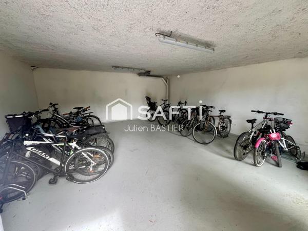 Bruges – Tram E Ausone – T2 de 47m2 lumineux, balcon de 10m2, place de stationnement