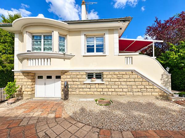 Maison 6 pièce(s) 95 m2 434 900 € **  - Référence  8330