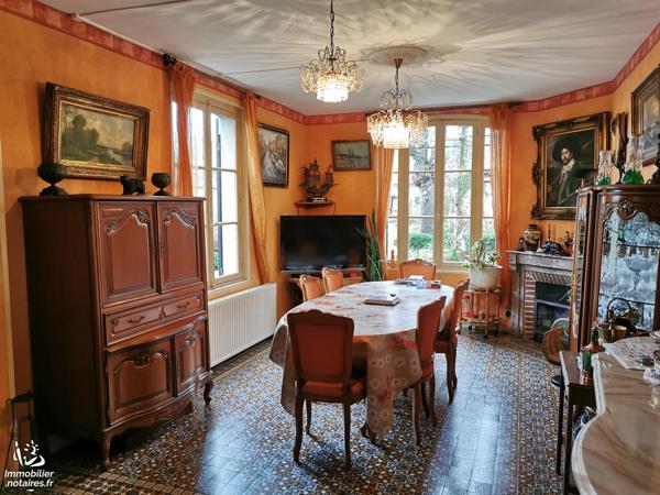 A 2min à pied des commerces, maison atypique de 172m² sur 3 niveaux avec 2 dépendances spacieuses.