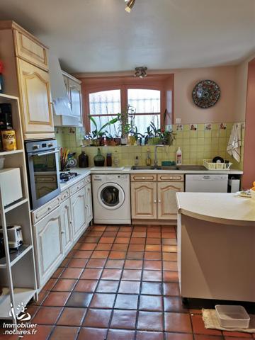 A 2min à pied des commerces, maison atypique de 172m² sur 3 niveaux avec 2 dépendances spacieuses.