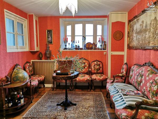 A 2min à pied des commerces, maison atypique de 172m² sur 3 niveaux avec 2 dépendances spacieuses.