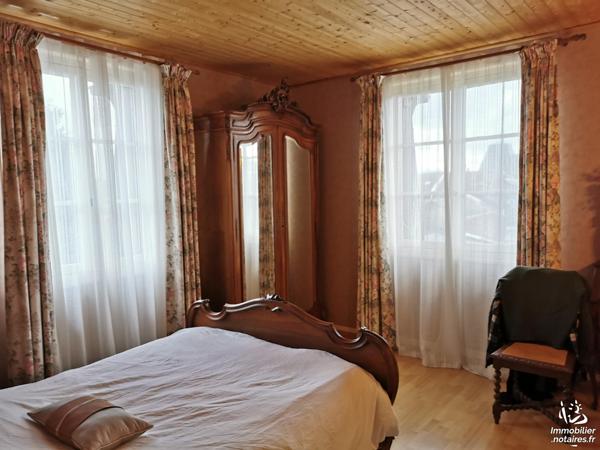 A 2min à pied des commerces, maison atypique de 172m² sur 3 niveaux avec 2 dépendances spacieuses.