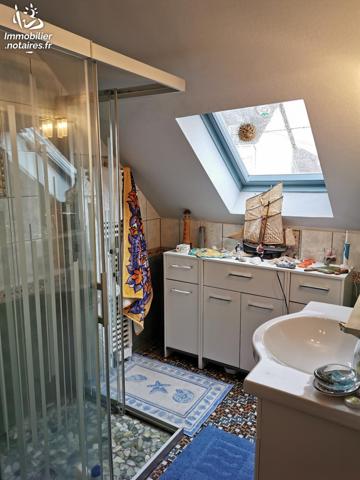 A 2min à pied des commerces, maison atypique de 172m² sur 3 niveaux avec 2 dépendances spacieuses.