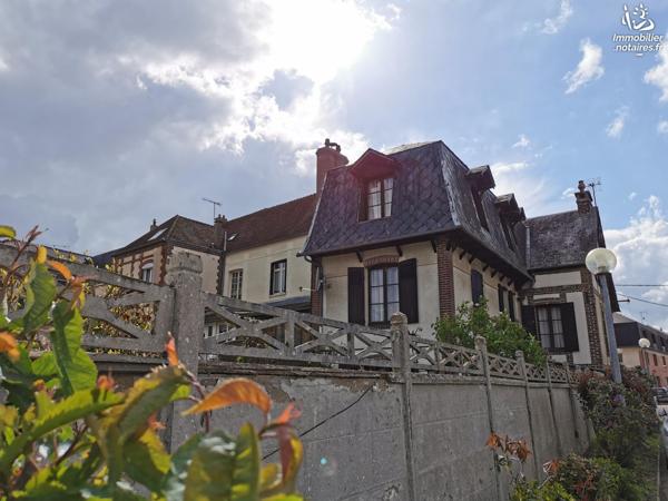 A 2min à pied des commerces, maison atypique de 172m² sur 3 niveaux avec 2 dépendances spacieuses.