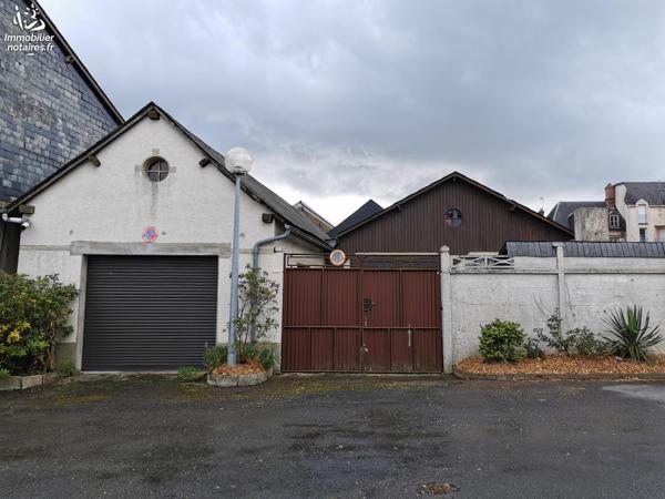 A 2min à pied des commerces, maison atypique de 172m² sur 3 niveaux avec 2 dépendances spacieuses.