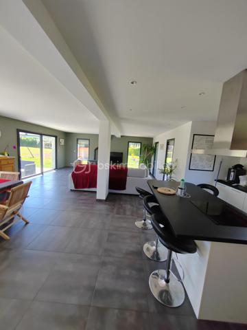 A 10 kms du Touquet maison individuelle de 200 M2 habitable semi plain-pied, érigé sur 1500 M2 de terrain cloturé d'un grillage et d'une haie, maison en retrait de rue dans quartier calme.
Au RDC entrée cathédrale, cuisine équipée ouverte avec plan de travail donnant sur le salon de 50 M2, suite parentale avec salle d'eau douche à l'italienne, une buanderie, wc séparé.
1er étage: mezzanine pouvant accueillir 2 bureaux séparés ou autre, 4 chambres, 1 salle d'eau douche italienne, 1 WC.
RDC: chauffage par le sol, à l'étage radiateur électrique.
Garage 1 voiture, large parking en gravier devant la maison.