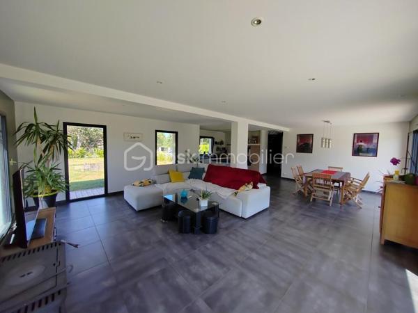 A 10 kms du Touquet maison individuelle de 200 M2 habitable semi plain-pied, érigé sur 1500 M2 de terrain cloturé d'un grillage et d'une haie, maison en retrait de rue dans quartier calme.
Au RDC entrée cathédrale, cuisine équipée ouverte avec plan de travail donnant sur le salon de 50 M2, suite parentale avec salle d'eau douche à l'italienne, une buanderie, wc séparé.
1er étage: mezzanine pouvant accueillir 2 bureaux séparés ou autre, 4 chambres, 1 salle d'eau douche italienne, 1 WC.
RDC: chauffage par le sol, à l'étage radiateur électrique.
Garage 1 voiture, large parking en gravier devant la maison.