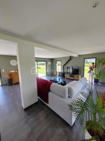 A 10 kms du Touquet maison individuelle de 200 M2 habitable semi plain-pied, érigé sur 1500 M2 de terrain cloturé d'un grillage et d'une haie, maison en retrait de rue dans quartier calme.
Au RDC entrée cathédrale, cuisine équipée ouverte avec plan de travail donnant sur le salon de 50 M2, suite parentale avec salle d'eau douche à l'italienne, une buanderie, wc séparé.
1er étage: mezzanine pouvant accueillir 2 bureaux séparés ou autre, 4 chambres, 1 salle d'eau douche italienne, 1 WC.
RDC: chauffage par le sol, à l'étage radiateur électrique.
Garage 1 voiture, large parking en gravier devant la maison.