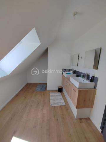 A 10 kms du Touquet maison individuelle de 200 M2 habitable semi plain-pied, érigé sur 1500 M2 de terrain cloturé d'un grillage et d'une haie, maison en retrait de rue dans quartier calme.
Au RDC entrée cathédrale, cuisine équipée ouverte avec plan de travail donnant sur le salon de 50 M2, suite parentale avec salle d'eau douche à l'italienne, une buanderie, wc séparé.
1er étage: mezzanine pouvant accueillir 2 bureaux séparés ou autre, 4 chambres, 1 salle d'eau douche italienne, 1 WC.
RDC: chauffage par le sol, à l'étage radiateur électrique.
Garage 1 voiture, large parking en gravier devant la maison.