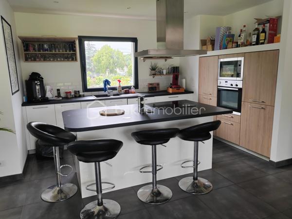 A 10 kms du Touquet maison individuelle de 200 M2 habitable semi plain-pied, érigé sur 1500 M2 de terrain cloturé d'un grillage et d'une haie, maison en retrait de rue dans quartier calme.
Au RDC entrée cathédrale, cuisine équipée ouverte avec plan de travail donnant sur le salon de 50 M2, suite parentale avec salle d'eau douche à l'italienne, une buanderie, wc séparé.
1er étage: mezzanine pouvant accueillir 2 bureaux séparés ou autre, 4 chambres, 1 salle d'eau douche italienne, 1 WC.
RDC: chauffage par le sol, à l'étage radiateur électrique.
Garage 1 voiture, large parking en gravier devant la maison.