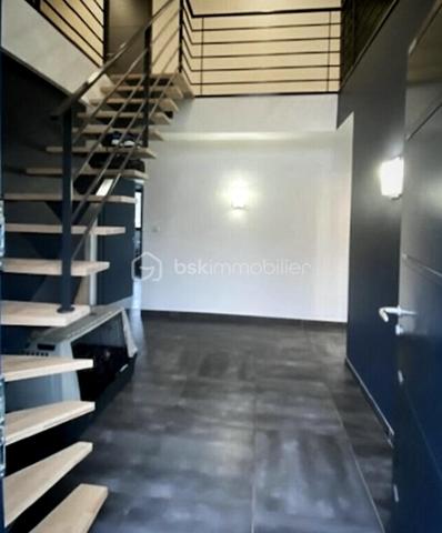 A 10 kms du Touquet maison individuelle de 200 M2 habitable semi plain-pied, érigé sur 1500 M2 de terrain cloturé d'un grillage et d'une haie, maison en retrait de rue dans quartier calme.
Au RDC entrée cathédrale, cuisine équipée ouverte avec plan de travail donnant sur le salon de 50 M2, suite parentale avec salle d'eau douche à l'italienne, une buanderie, wc séparé.
1er étage: mezzanine pouvant accueillir 2 bureaux séparés ou autre, 4 chambres, 1 salle d'eau douche italienne, 1 WC.
RDC: chauffage par le sol, à l'étage radiateur électrique.
Garage 1 voiture, large parking en gravier devant la maison.